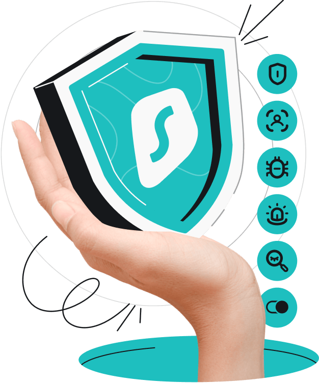 Een hand die een blauwgroen schild met het Surfshark-logo vasthoudt.